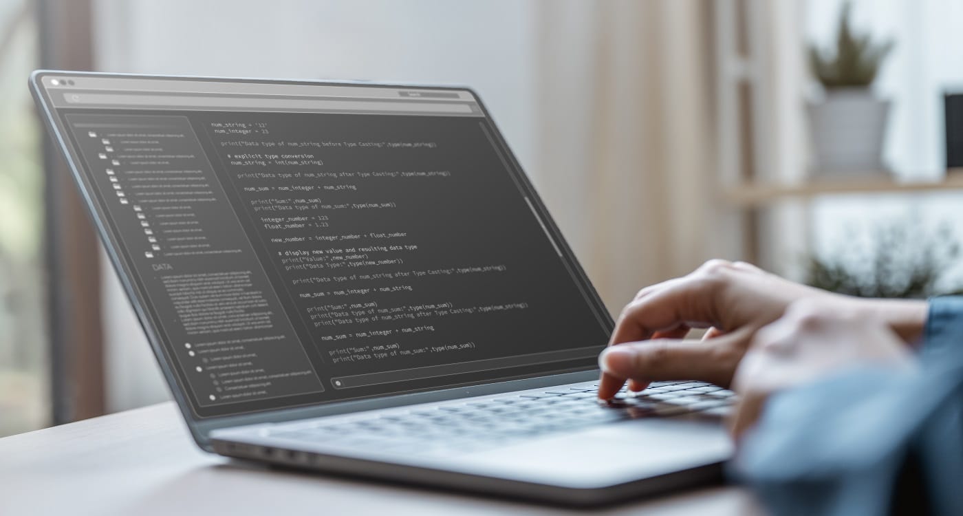 Webdesigner einer Webagentur sitzt am Laptop beim gestalten eine Webseite für einen neuen Kunden